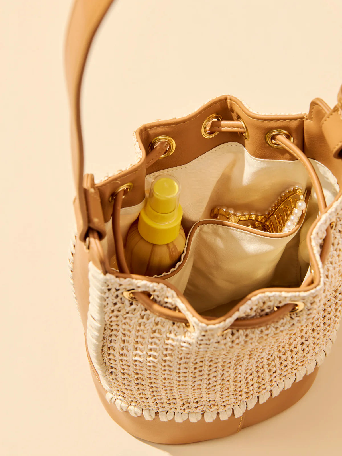 MIA BUCKET BAG in Tan