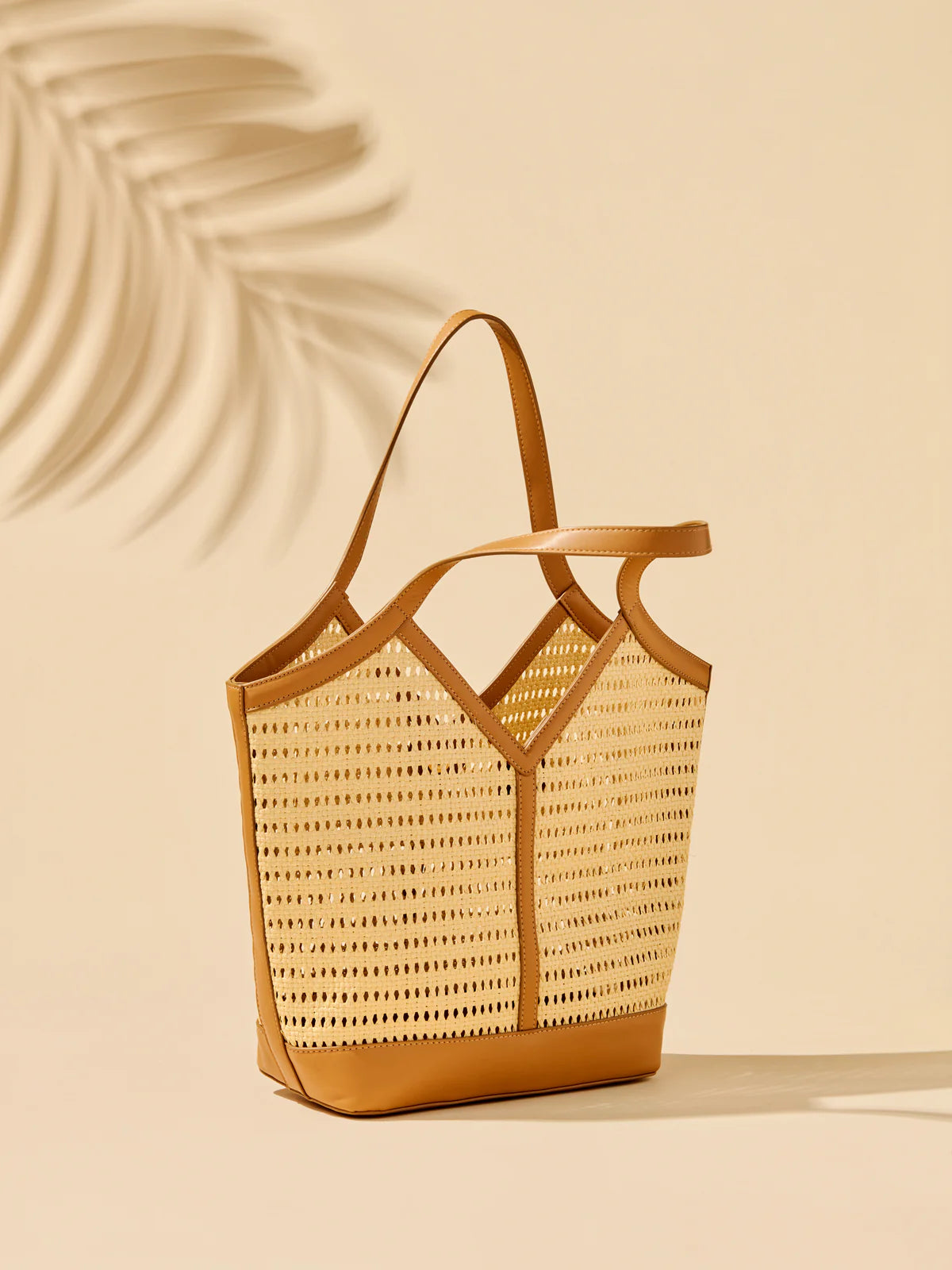 TOSCA TOTE in Tan