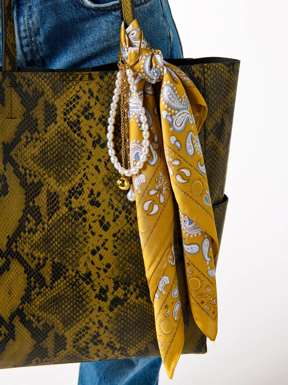 WYATT SCARF in Gold