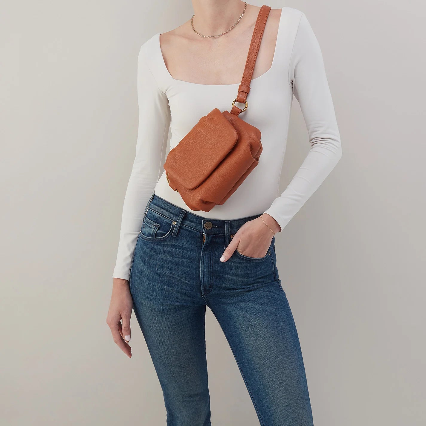 HARLEY CROSSBODY SLING in Warm Honey