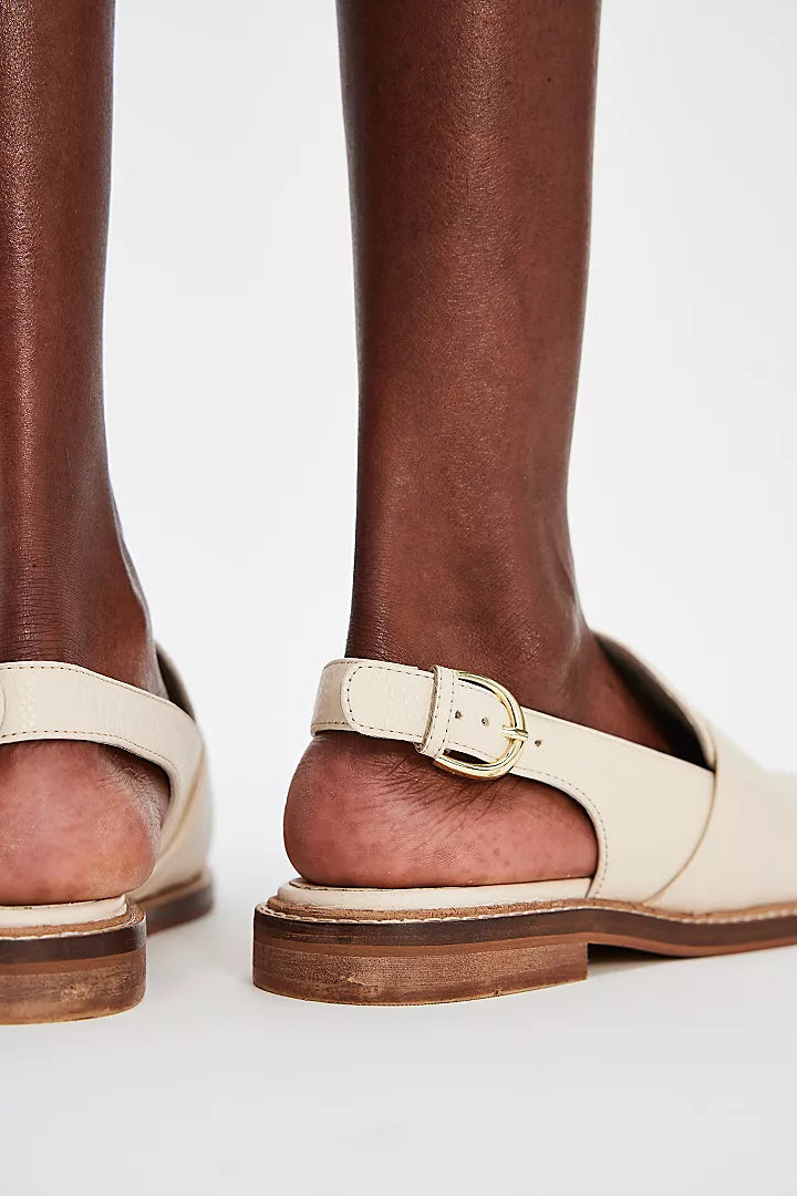 LIBBY FISHER FLAT in Chalk