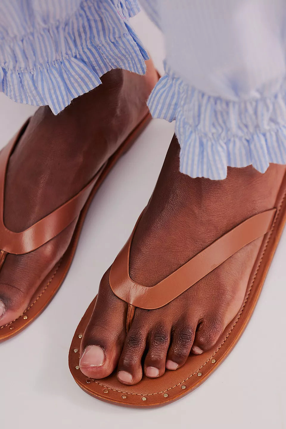 SONA THONG SANDAL in Luggage