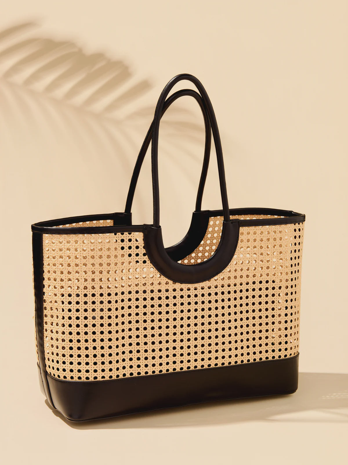 LYRA TOTE in Black