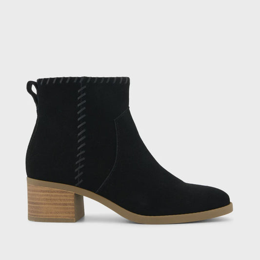 DELILAH in Black