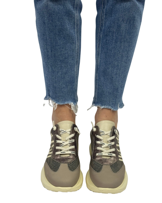 ULTRAFLY 01 in Taupe + Camel