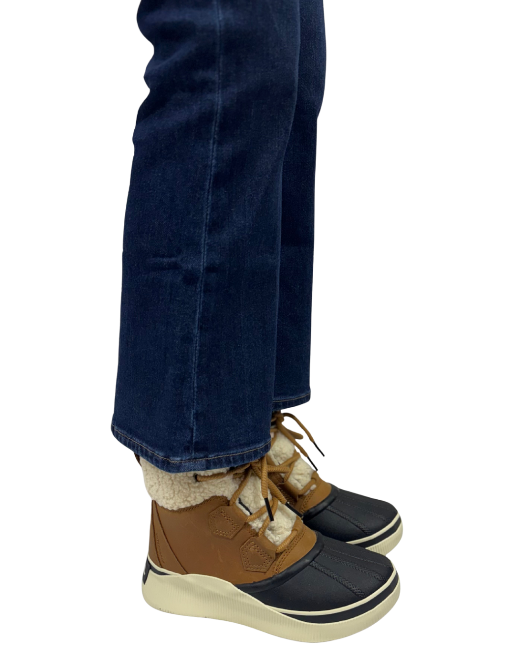 OUT N ABOUT IV CHILLZ WP in Taffy + Black