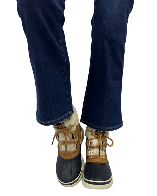 OUT N ABOUT IV CHILLZ WP in Taffy + Black