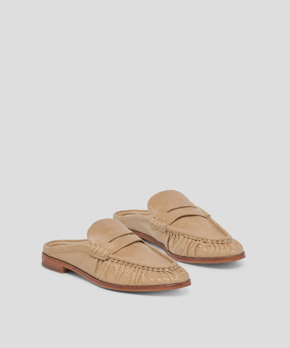 BETZY in Latte Embossed