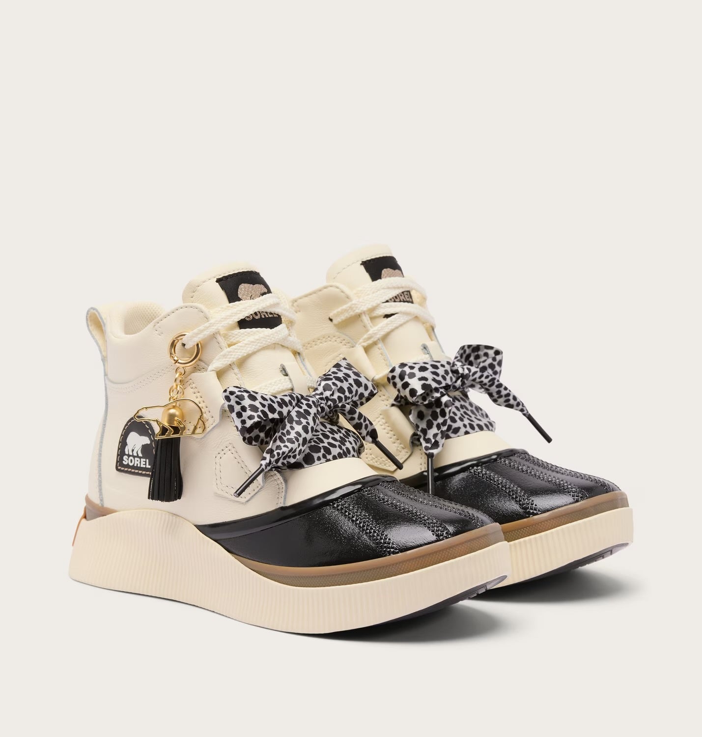 OUT N ABOUT IV CLASSIC CHARM WP in Snow + Black