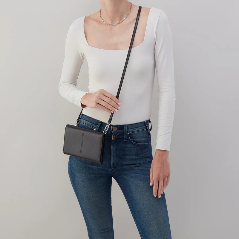 ESSENTIAL WALLET CROSSBODY in Black