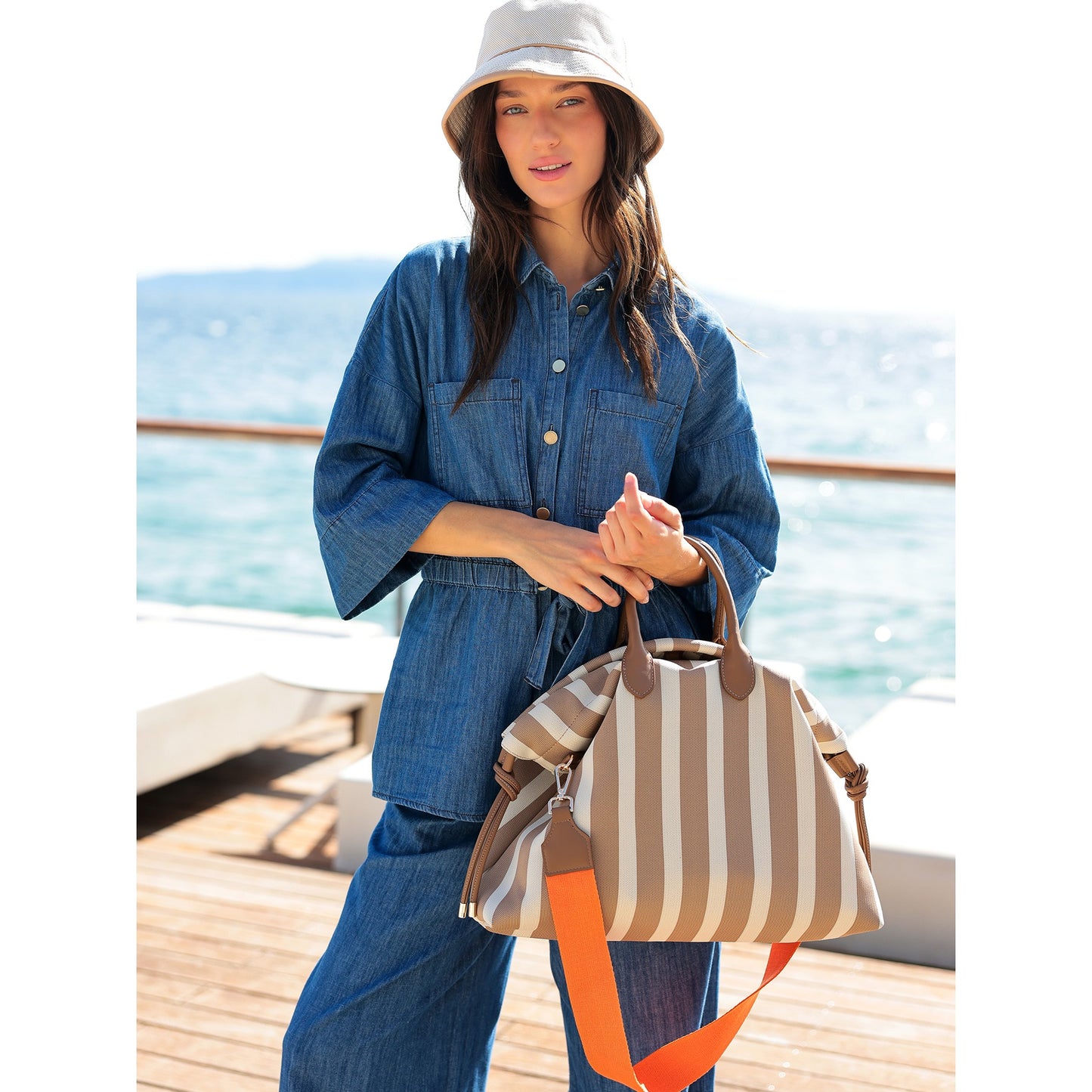 ISLA CROSSBODY TOTE in Tan