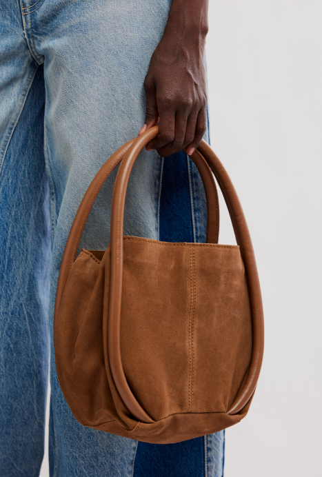 BARLOW BUCKET BAG in Cognac