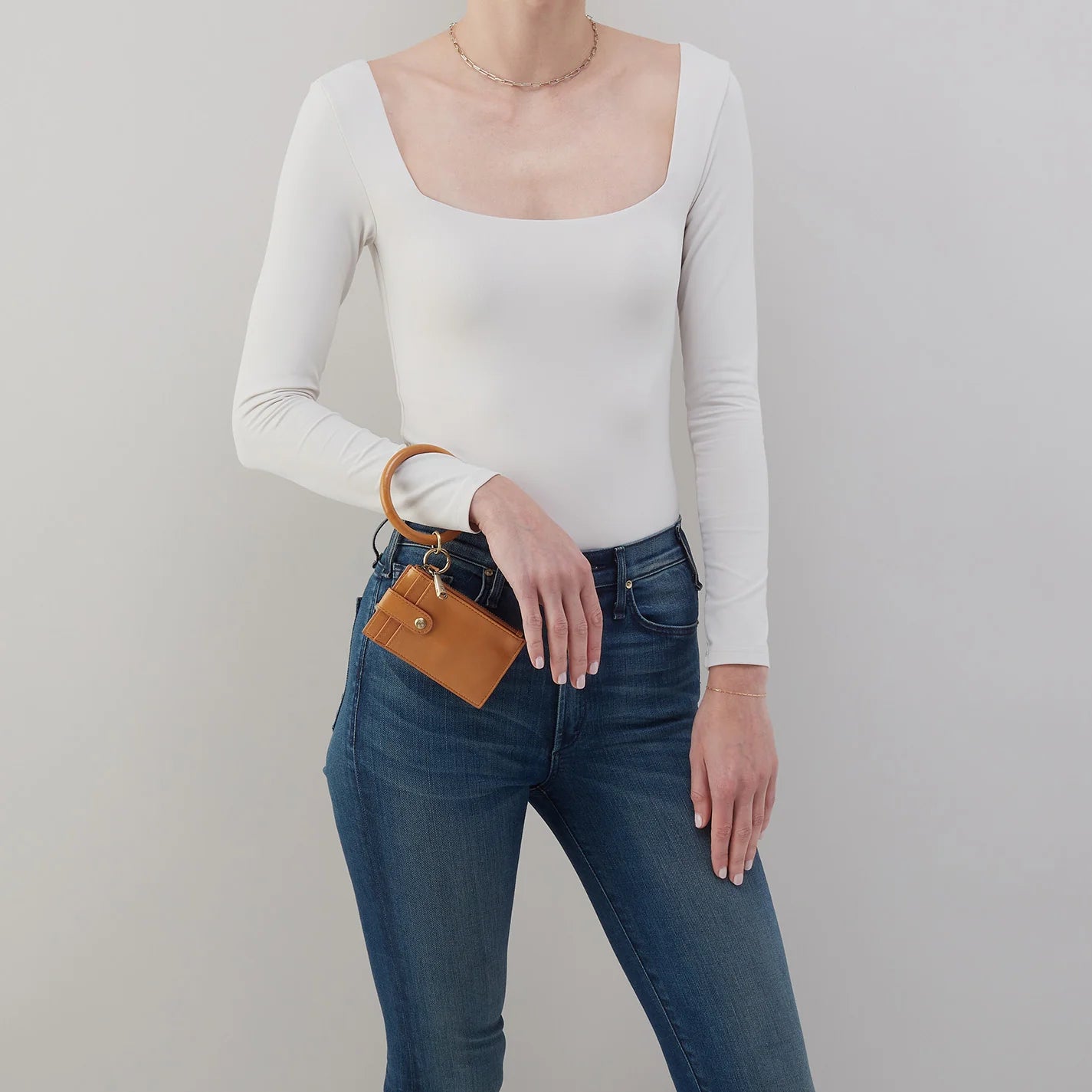 RING CREDIT CARD WRISTLET in Natural