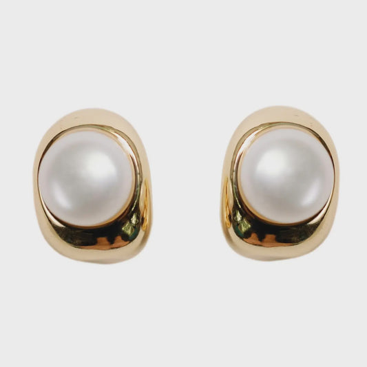 HUGGIE MINI HOOPS in Pearl