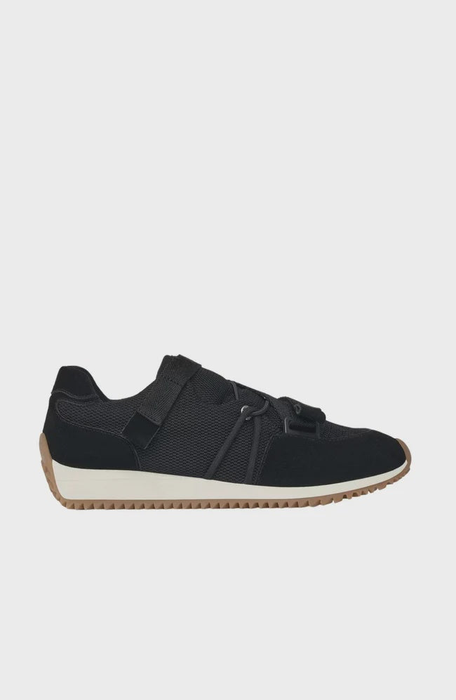 LOLA in Black