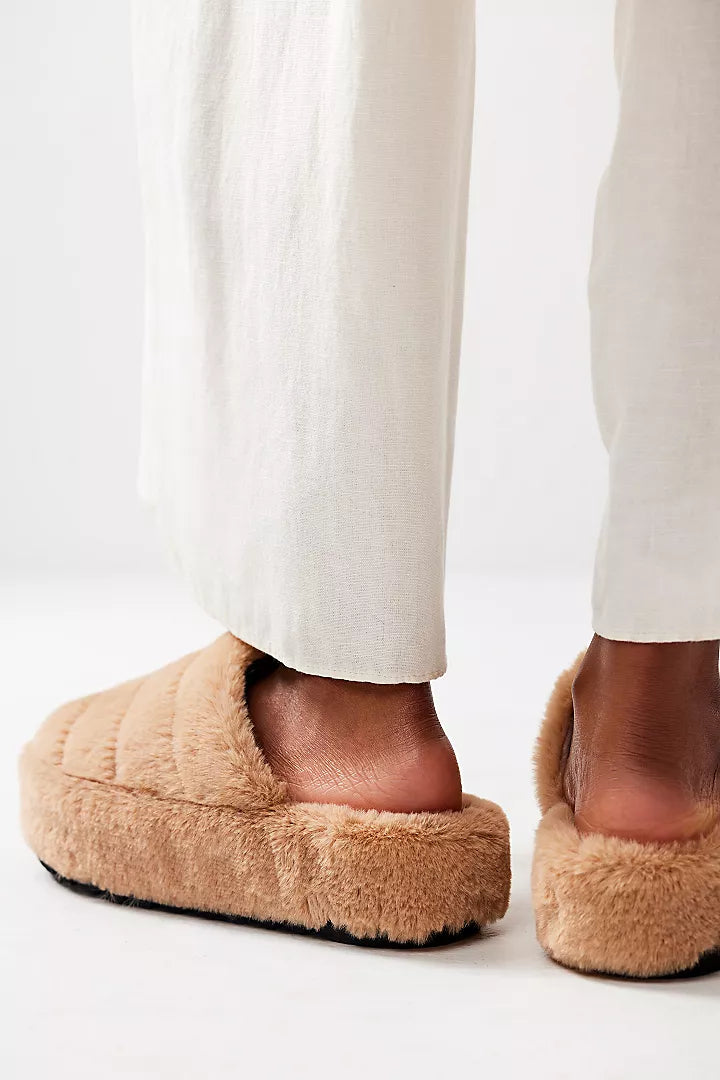 IT'S A VIBE PLATFORM SLIPPER in Teddy